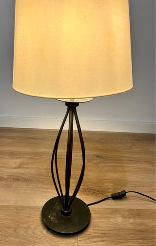 Lámpara de mesa diseño metal