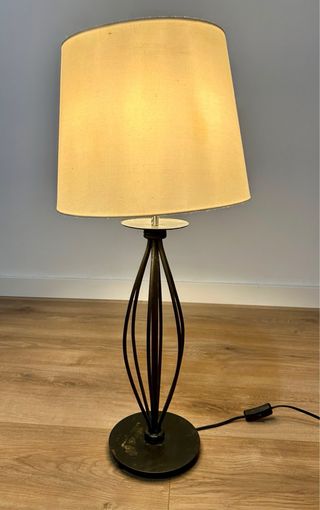 Lámpara de mesa diseño metal