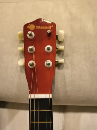 Mini guitarra naranja con funda