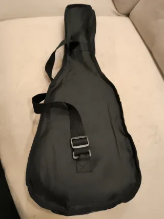 Mini guitarra naranja con funda