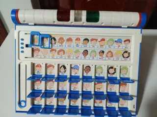 Juego de mesa MB con signo de interrogación