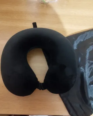 Almohada cervical de viaje negra