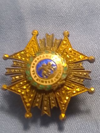 Insignia militar dorada con esmalte