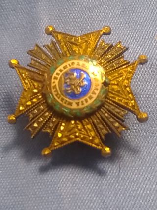 Insignia militar dorada con esmalte