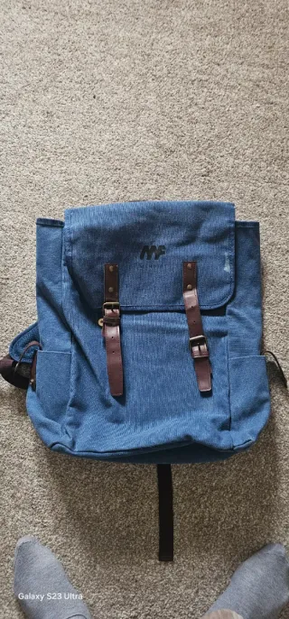 Bolso azul con detalles en cuero