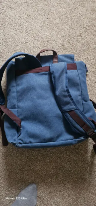 Bolso azul con detalles en cuero