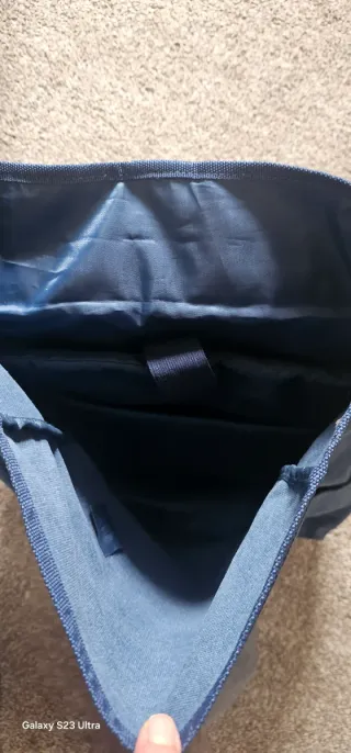 Bolso azul con detalles en cuero