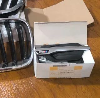 Parrilla BMW y distintivo