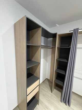 Armario abierto con cortinas