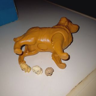 Perrita Mamá y sus tres cachorros.