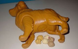 Perrita Mamá y sus tres cachorros.