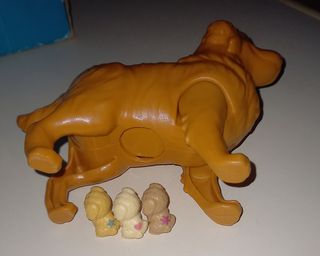 Perrita Mamá y sus tres cachorros.