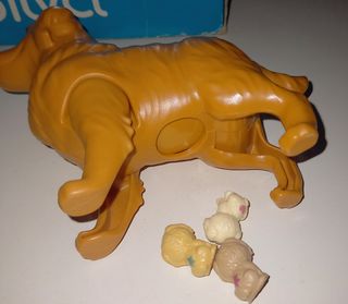 Perrita Mamá y sus tres cachorros.