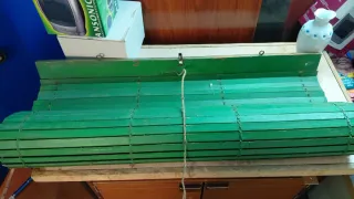 Persiana enrollable de madera verde
