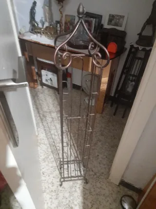 Estantería de hierro para CDs