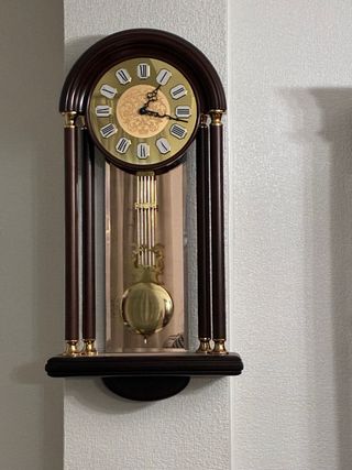 Reloj de pared clásico con péndulo