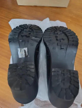 Zapatos mtng negros charol con cadena Ningún uso.