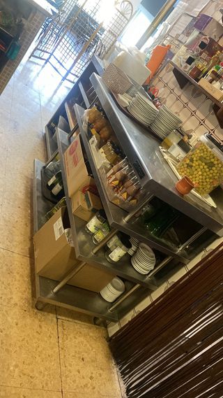 Estantería metálica para bar