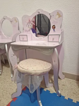 Tocador infantil de juguete rosa
