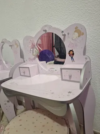 Tocador infantil de juguete rosa