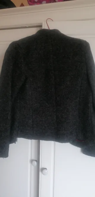 Blazer Gris y Roja con Volantes talla 36-38