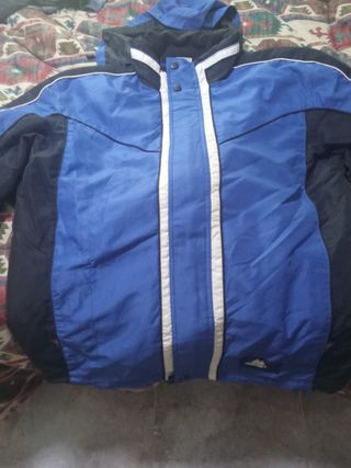 Abrigo con capucha azul y negro