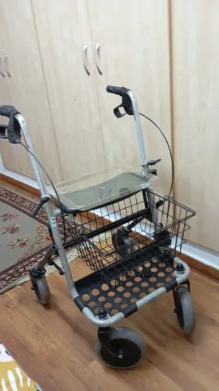 Andador con cesta y bandeja