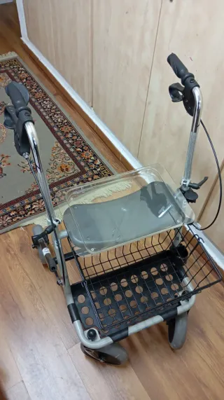 Andador con cesta y bandeja