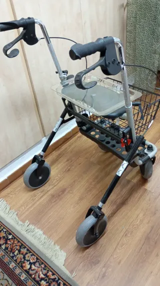 Andador con cesta y bandeja