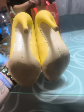 Zapatos de tacón Zara amarillos