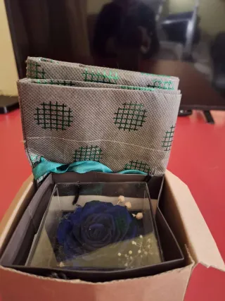 Joyero o pequeño estante decorativo con rosa azul