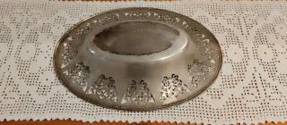 Fuente ovalada plateada con filigrana