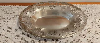 Fuente ovalada plateada con filigrana