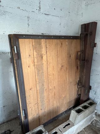 Puertas de madera rústica con marco metálico