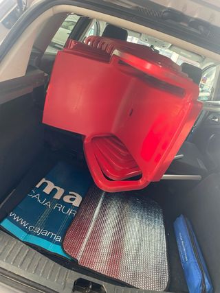 Sillas de plástico rojas apilables