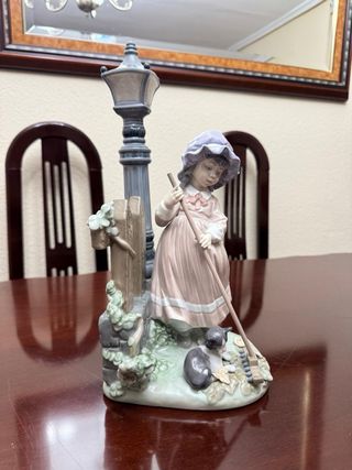 Figura Lladró Niña con Farola y Gato