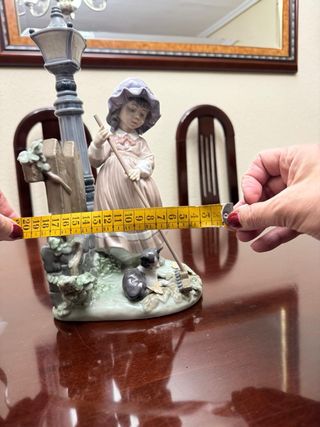 Figura Lladró Niña con Farola y Gato