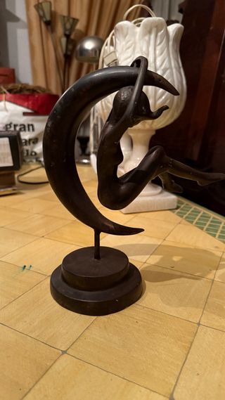 Escultura de metal mujer en luna