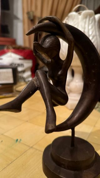 Escultura de metal mujer en luna