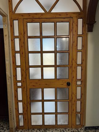 Puerta de aluminio con fijos y arco