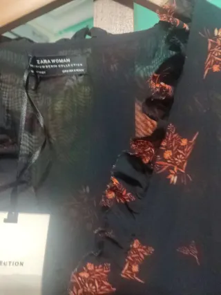 Vestido cruzado negro con flores naranjas largo