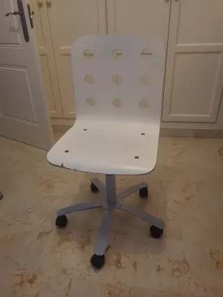 Silla de escritorio blanca y gris