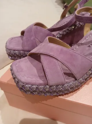Sandalias cuña Alma en Pena moradas y plateadas