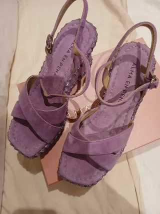 Sandalias cuña Alma en Pena moradas y plateadas