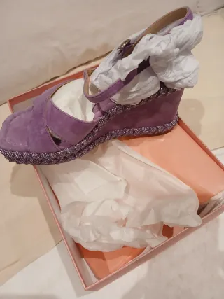 Sandalias cuña Alma en Pena moradas y plateadas