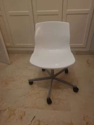 Silla de oficina blanca con ruedas