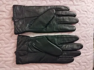 Guantes de piel marroness con pompón de pelo.