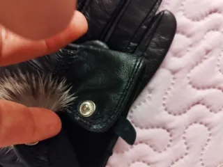 Guantes de piel marroness con pompón de pelo.