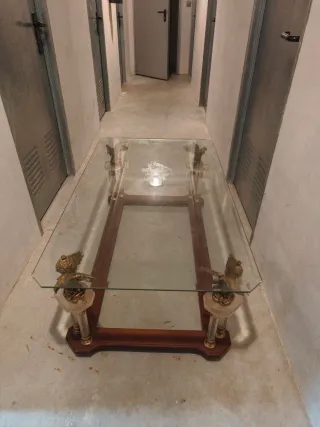 Antigua mesa de cristal con águilas.