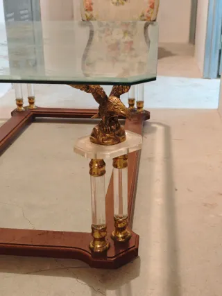 Antigua mesa de cristal con águilas.